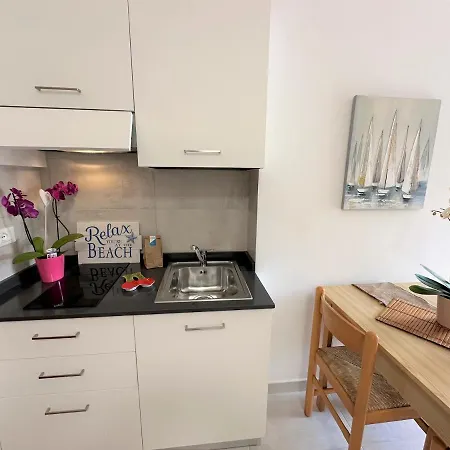 Charming Studio A Few Steps From The Beach شقة